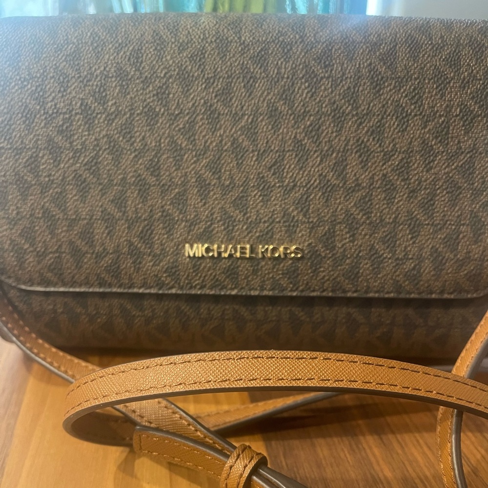 New WOT Michael Kors Jet Set Item Medium
Convertible Shoulder Crossbody Bag